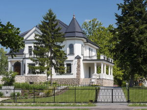 Bencs Villa